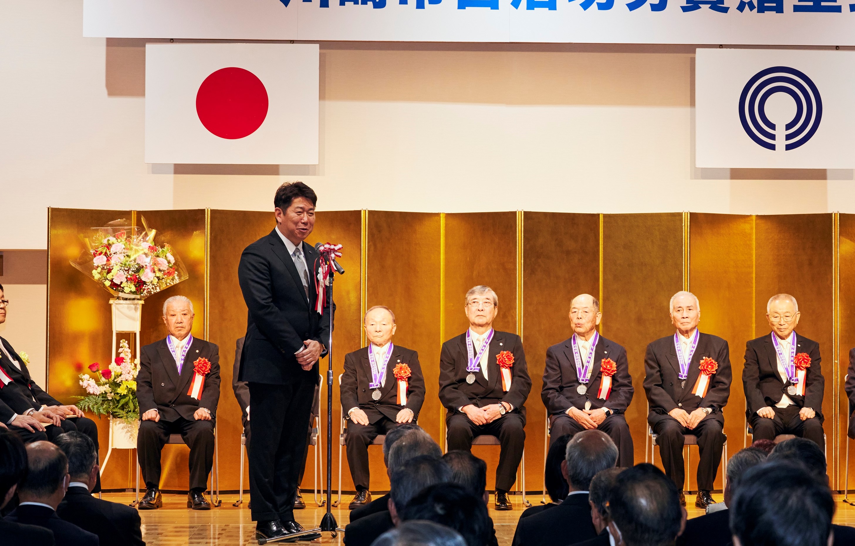 写真1:挨拶を述べる市長