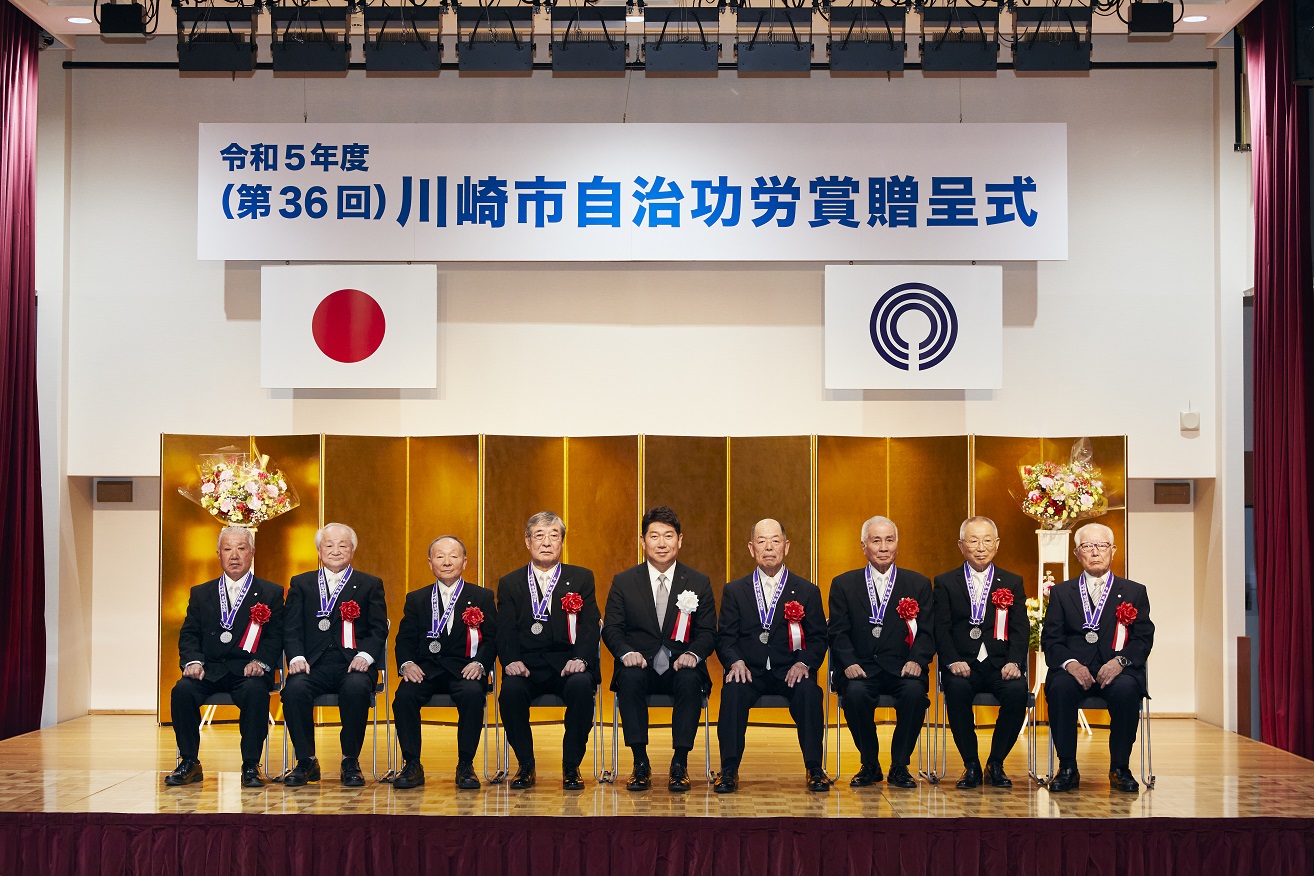 写真2:受賞者との記念撮影の様子