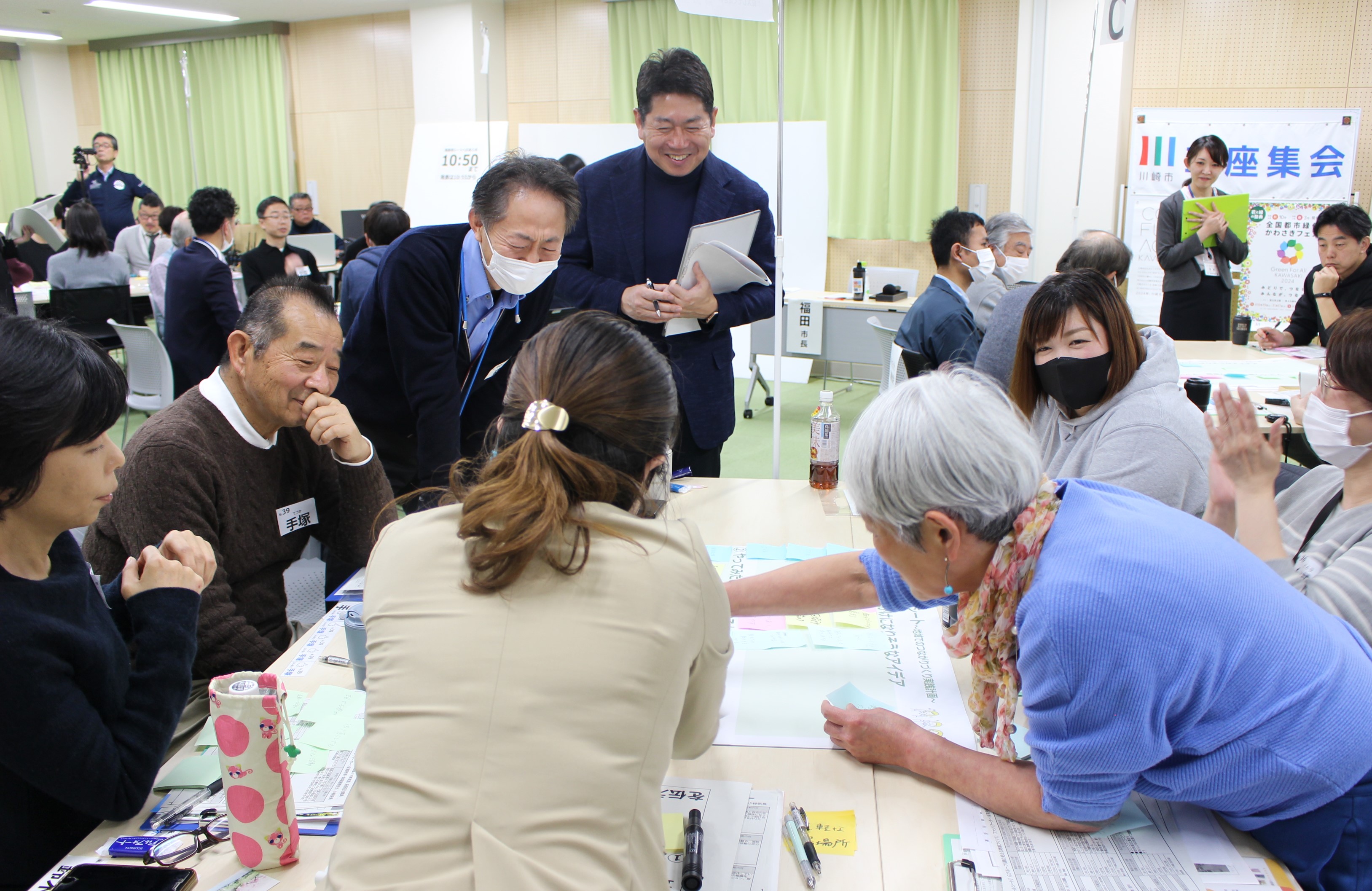 写真1:ワークショップに参加する市長