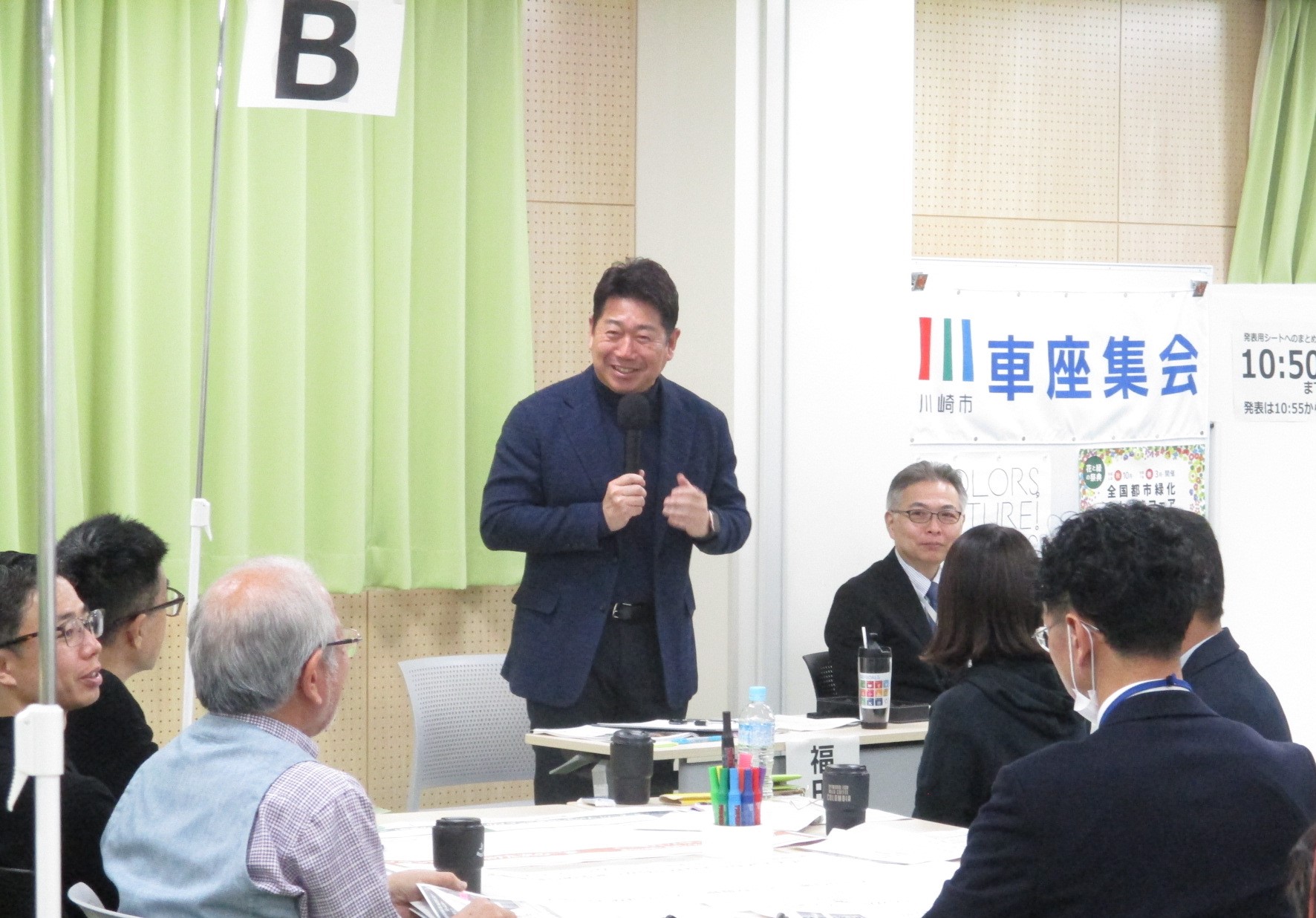 写真2:参加者と意見交換をする市長