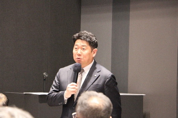 写真1:挨拶を述べる市長