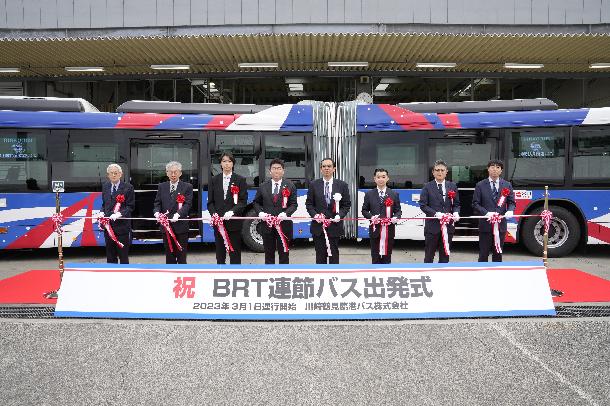 本市初となるハイブリッド連節バスを使用したBRTの運行始まる　出発式を開催
