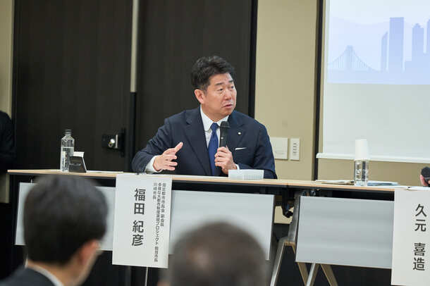 他の登壇者とディスカッションする福田市長