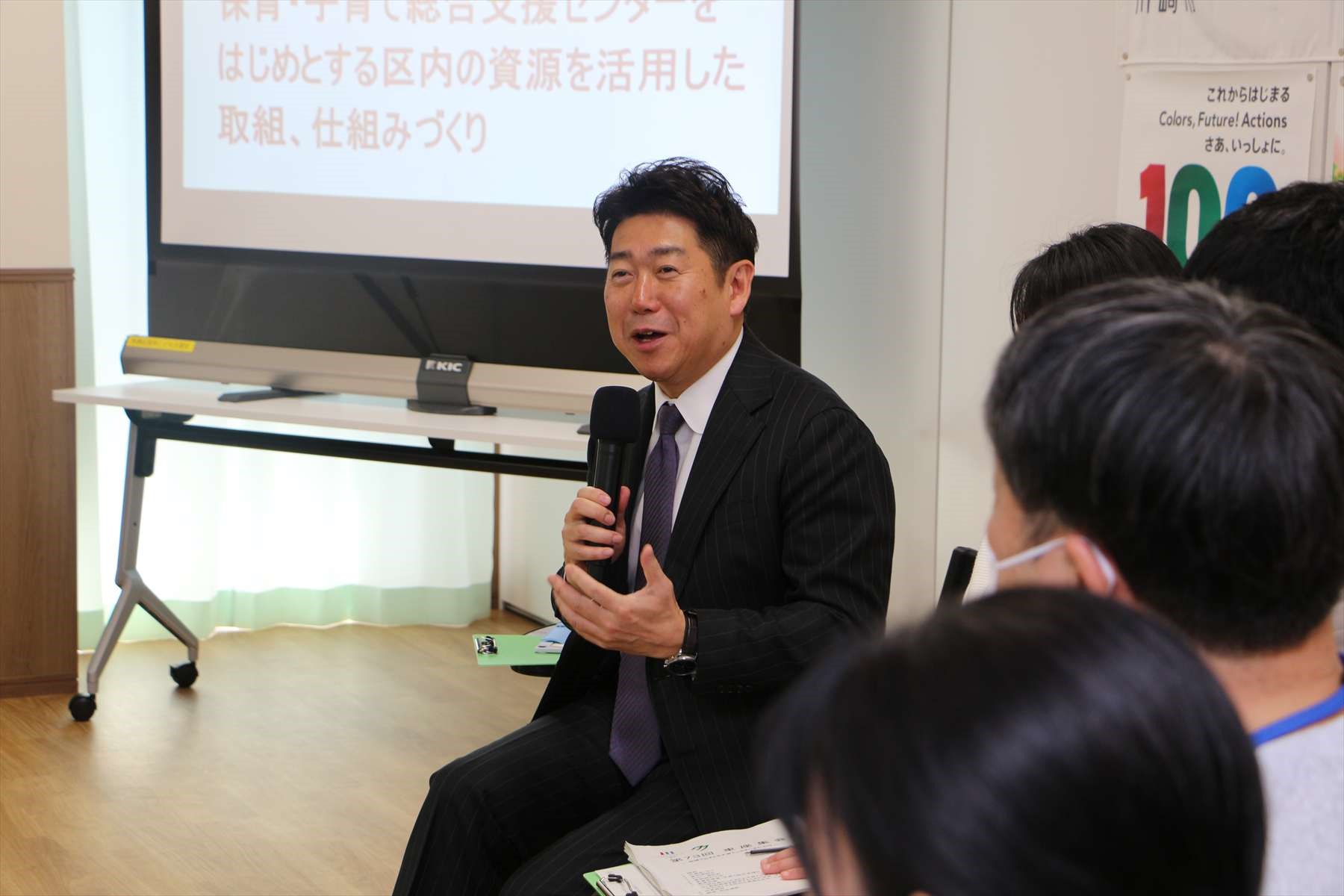 写真1:参加者と意見交換を行う市長