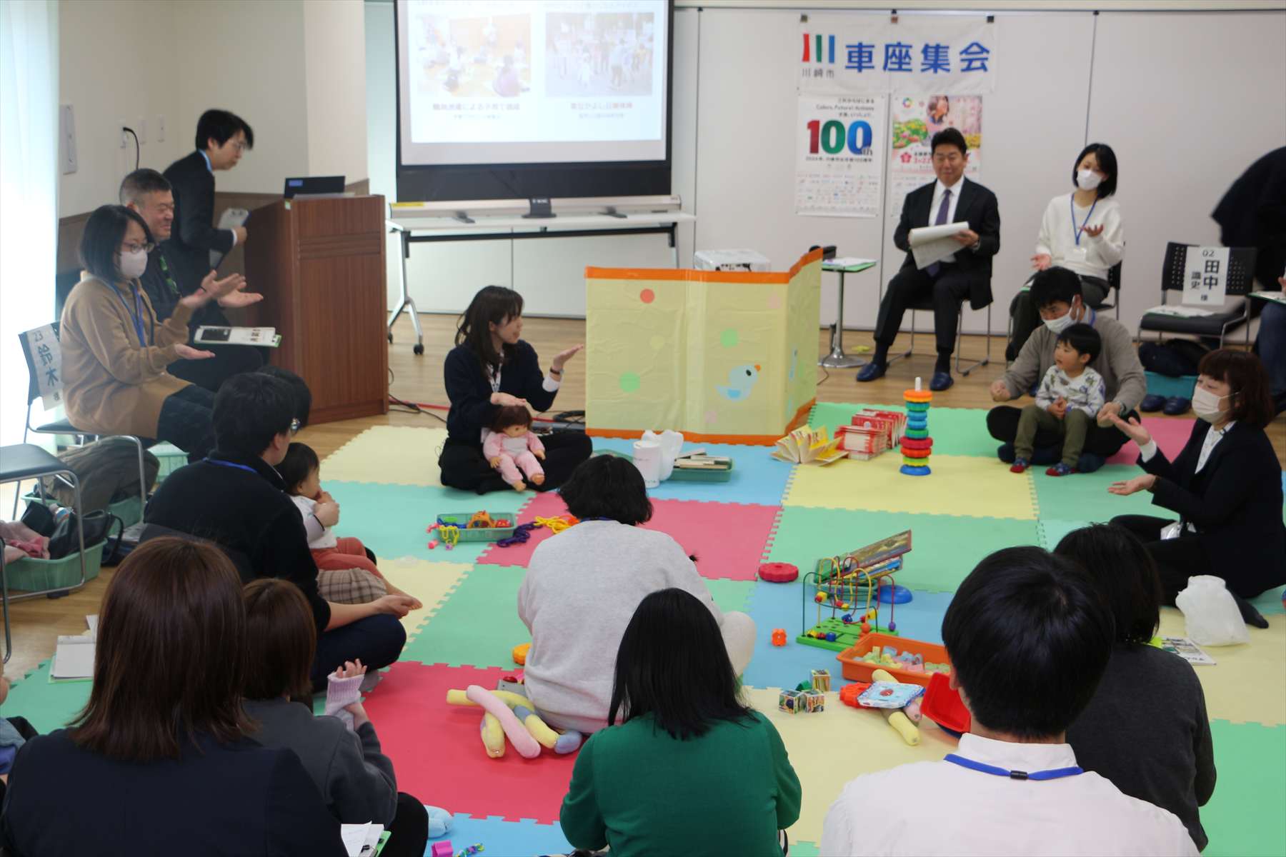 写真2:アイスブレイクをする様子を見守る市長