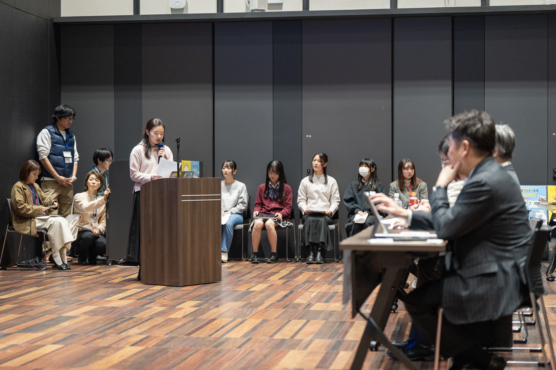 写真2:高校生のプレゼンテーションを聴いている市長