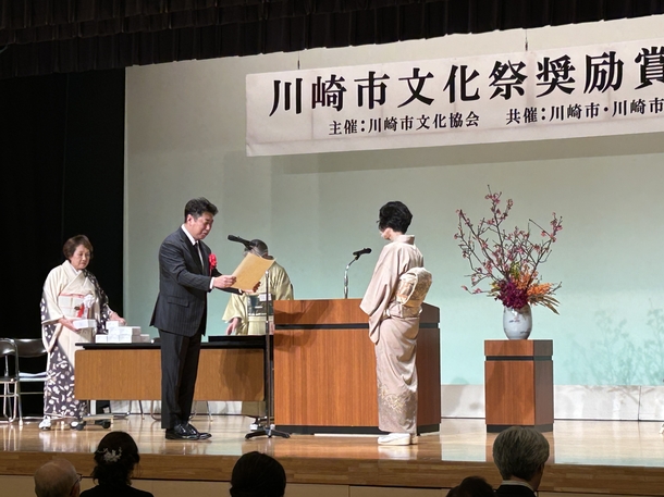 写真1：受賞者に表彰状を渡す市長