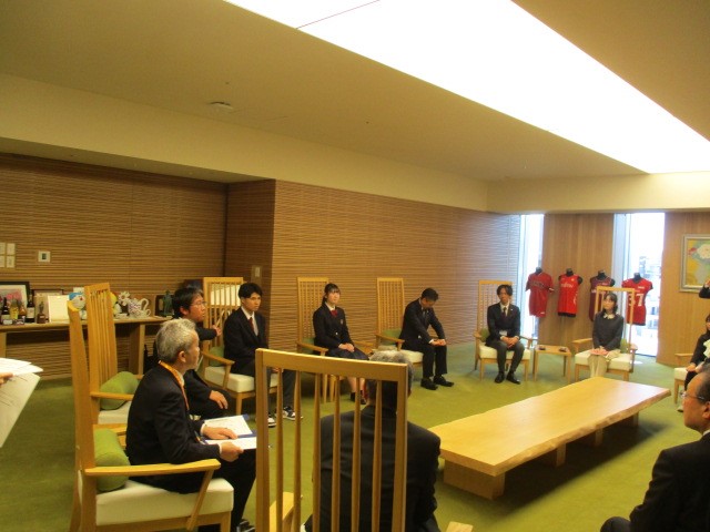 写真3:学習したことを発表する橘高等学校の生徒