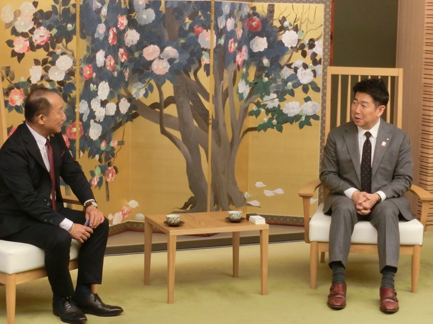 写真2：深谷支部長との歓談の様子
