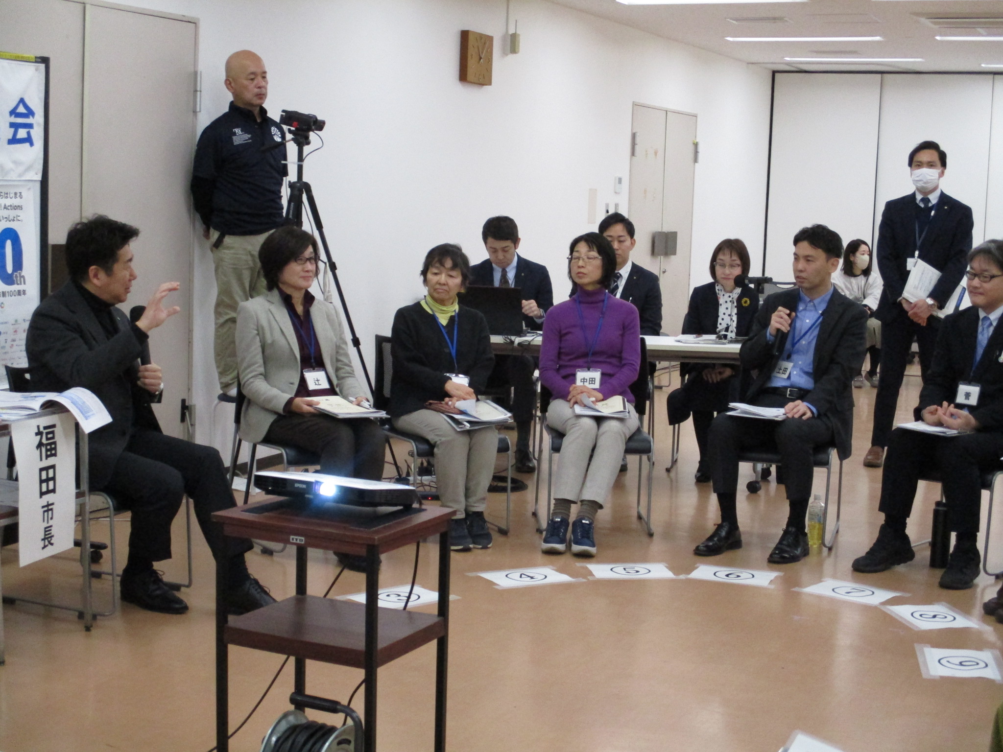 写真1：参加者と意見交換を行う市長