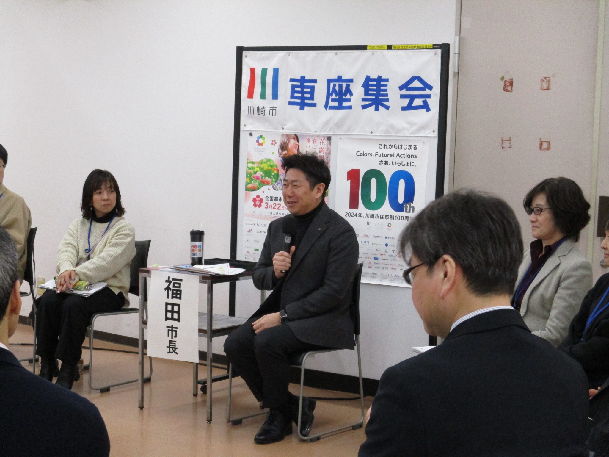 写真2：参加者と意見交換を行う市長