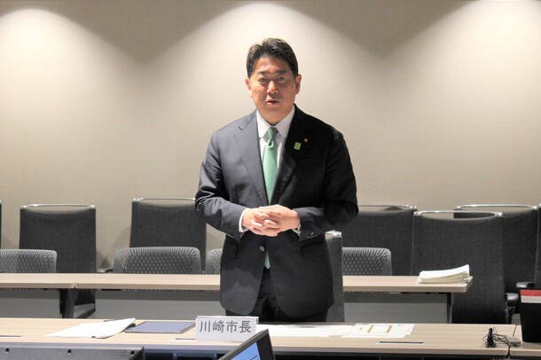 写真2：出席者へ挨拶をする様子