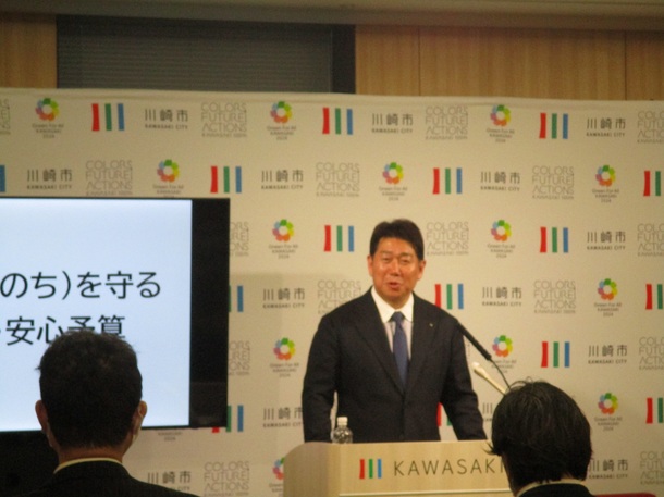 写真2：記者の質問に答える市長
