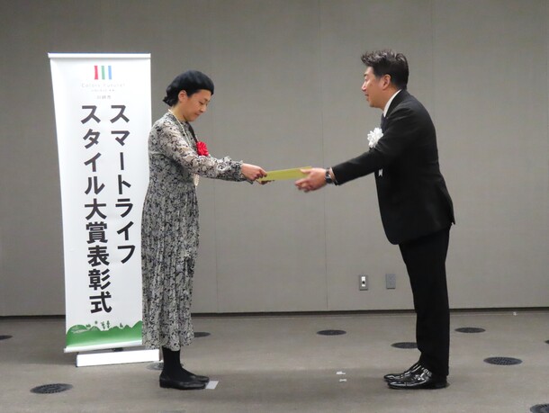 写真1：受賞団体へ表彰状を授与する市長