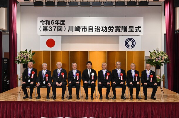 写真2：受賞者との記念撮影の様子