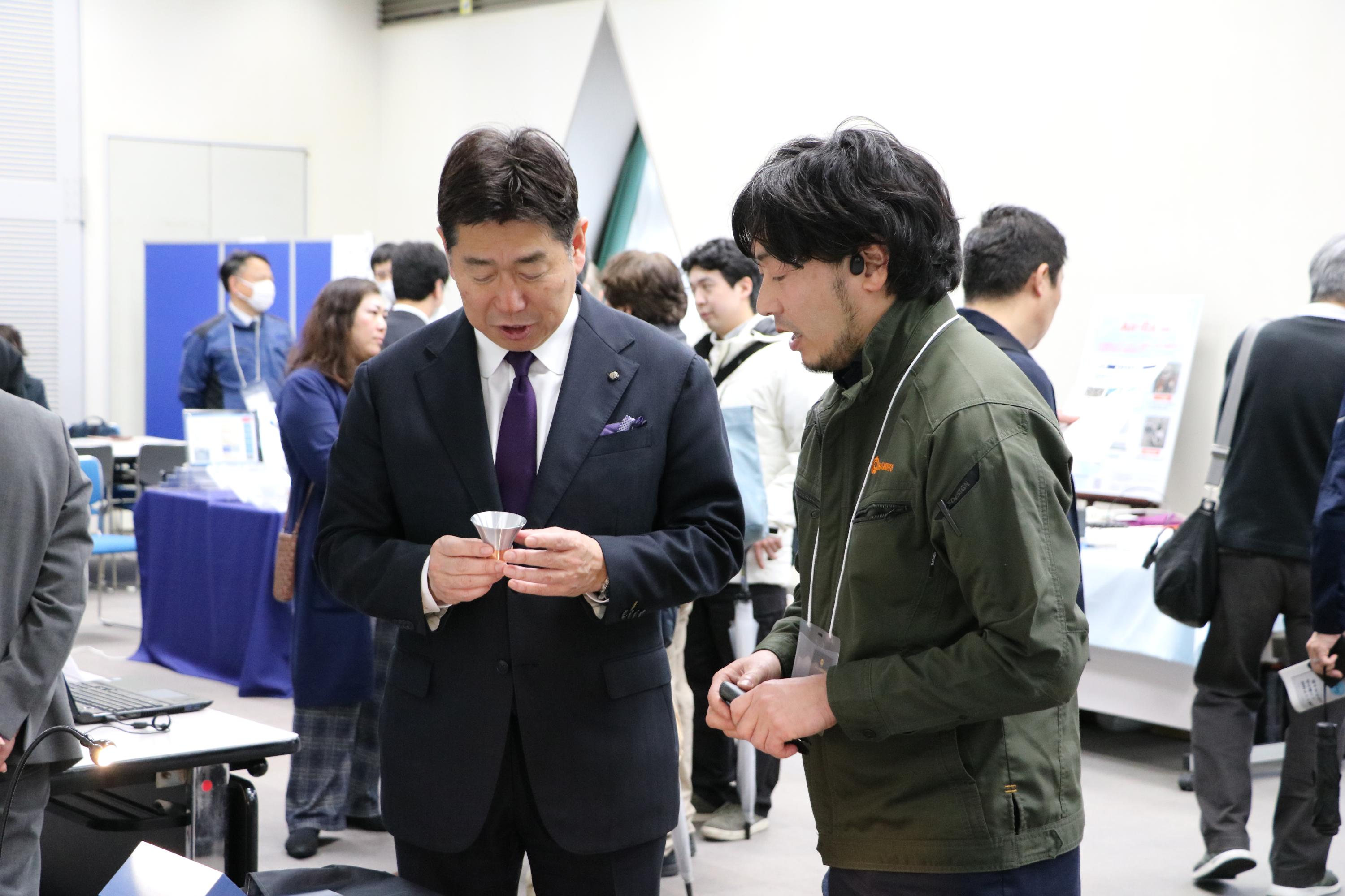 写真1:製品の説明を聞く市長(1)