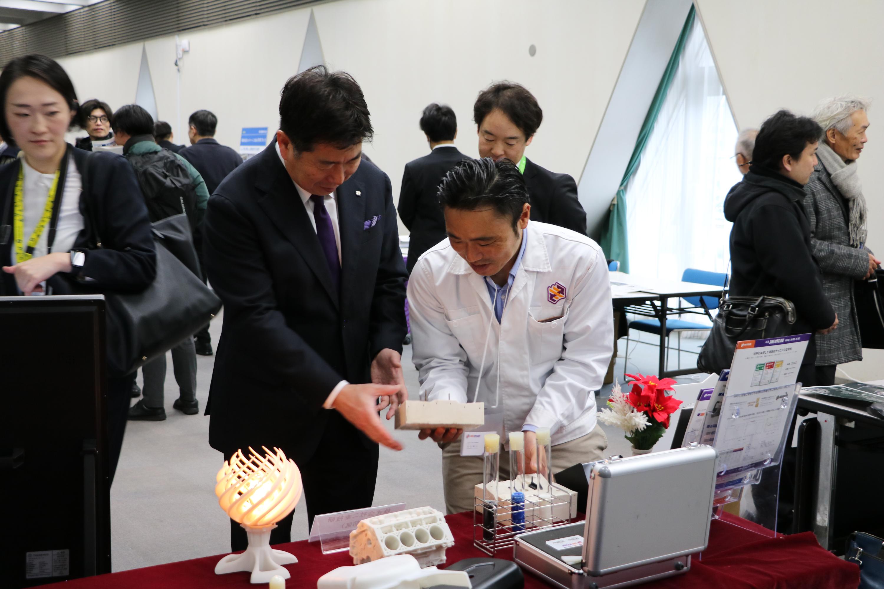 写真2:製品の説明を聞く市長(2)
