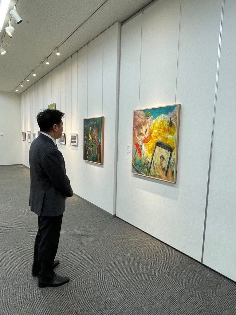 写真2:入賞作品展を観覧する市長