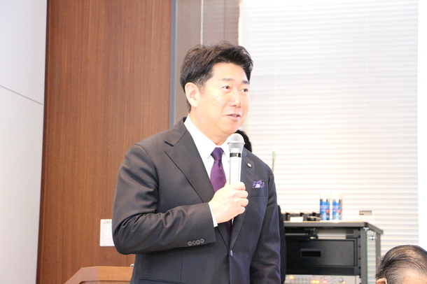 写真1：挨拶をする市長