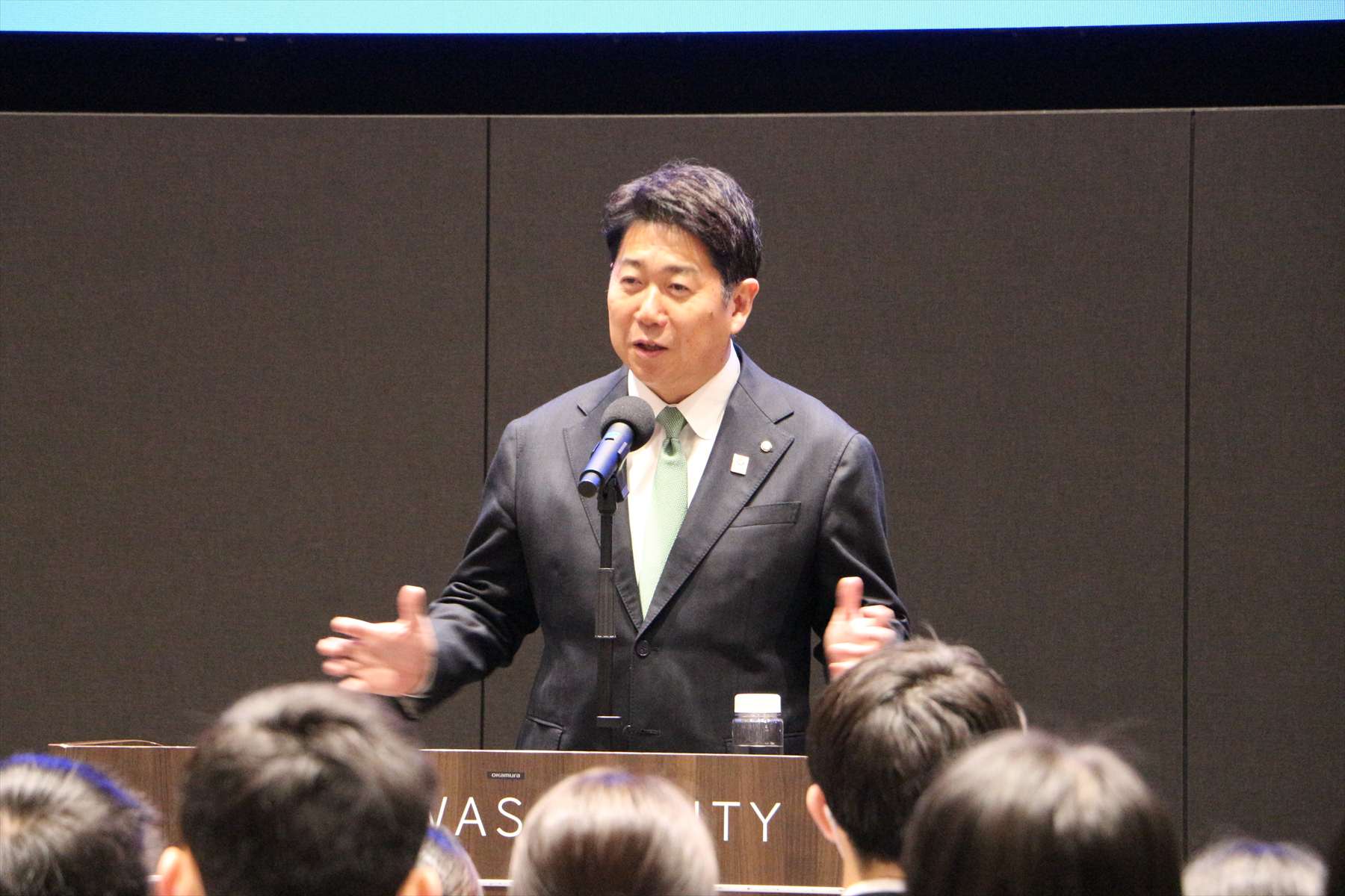 写真1：参加者にメッセージを伝える市長