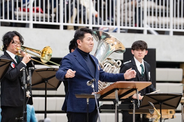 写真1:指揮をする市長