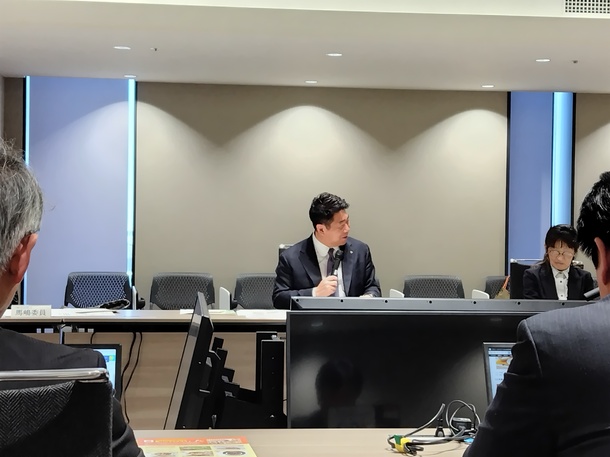 写真1：会長として挨拶をする市長