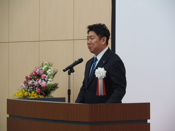 写真1：主催者挨拶をする市長