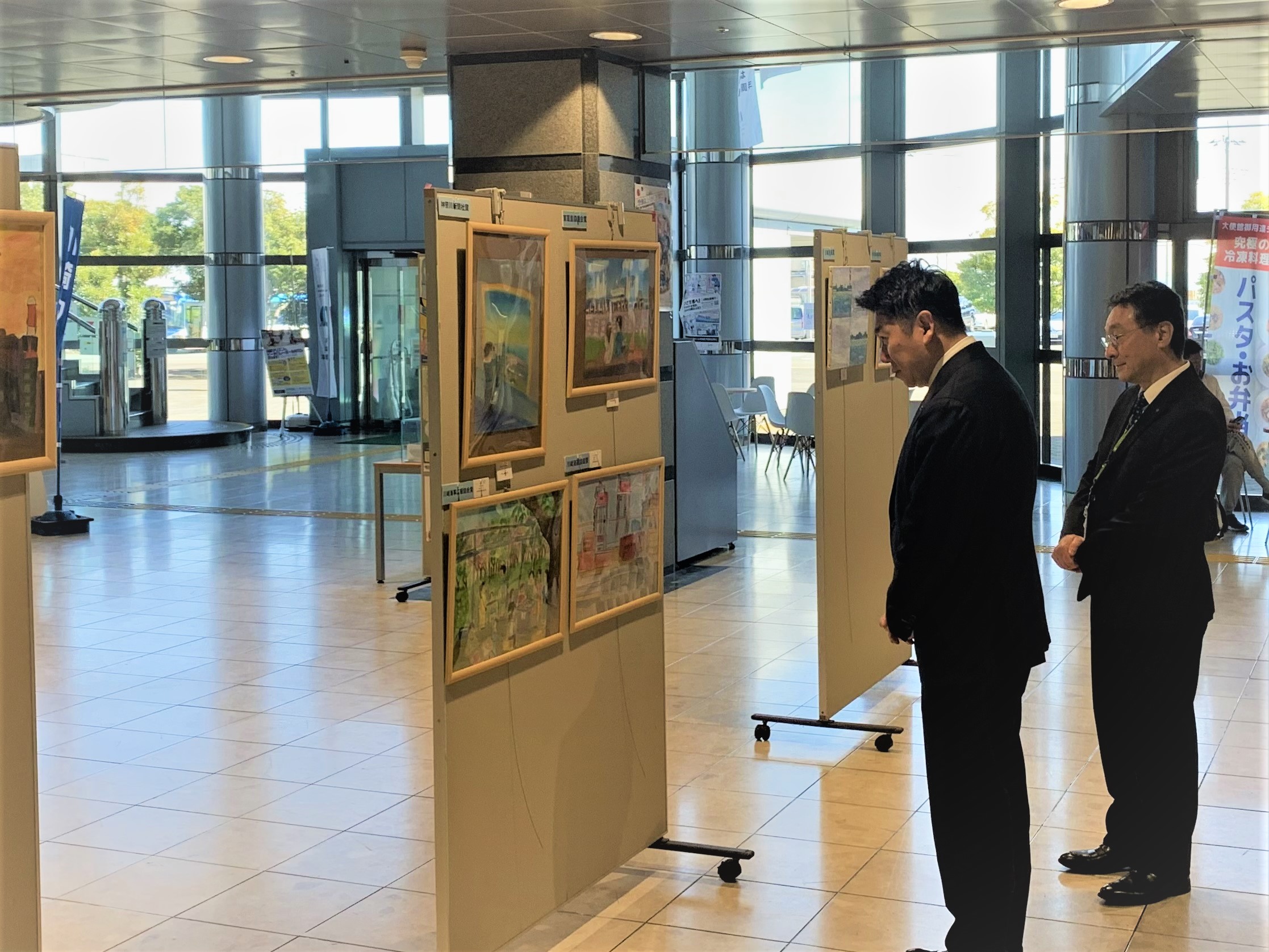 写真1:市長が入賞作品を見る様子