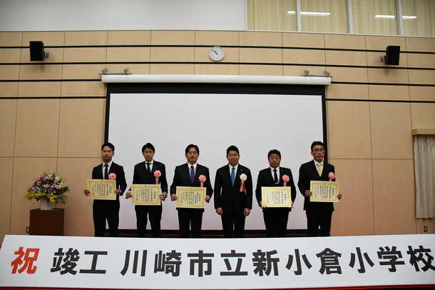 写真2：施工者に感謝状をおくる市長