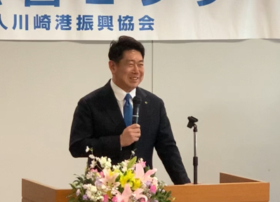 写真2:市長が受賞者にお祝いの言葉を贈る様子