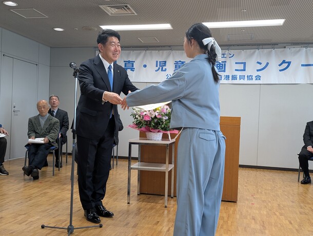 写真3:市長が受賞者に賞状を渡す様子