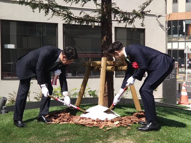 写真2：シンボルツリーの植樹セレモニー