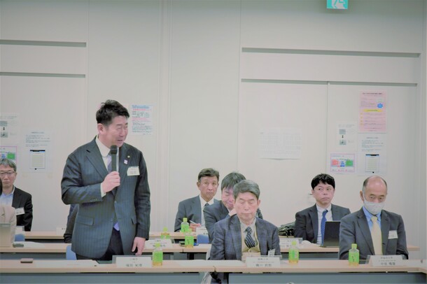 写真2:統括のコメントをする市長