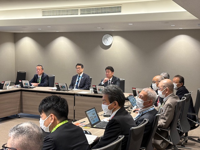 写真1:各部会の取組報告を受ける様子