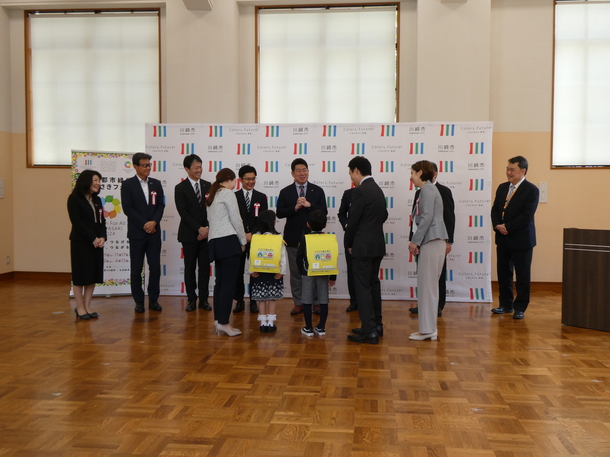 写真4：出席者と歓談