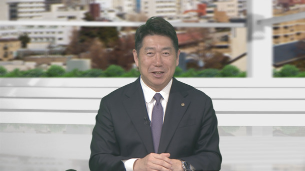写真1：本市の取り組みを説明する市長