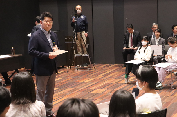 写真1：子どもたちから報告を受ける市長