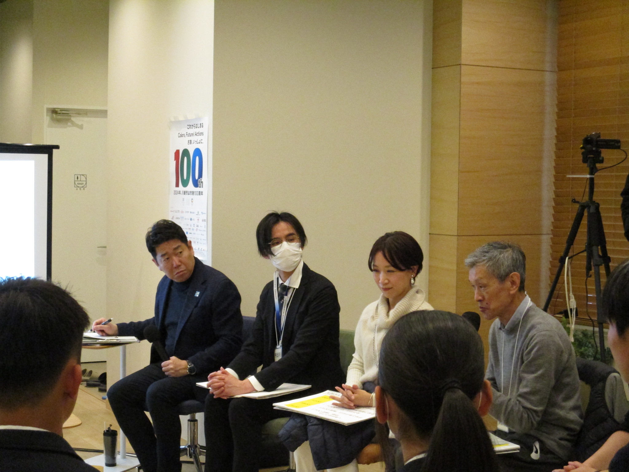 写真2：参加者の発言に耳を傾ける市長