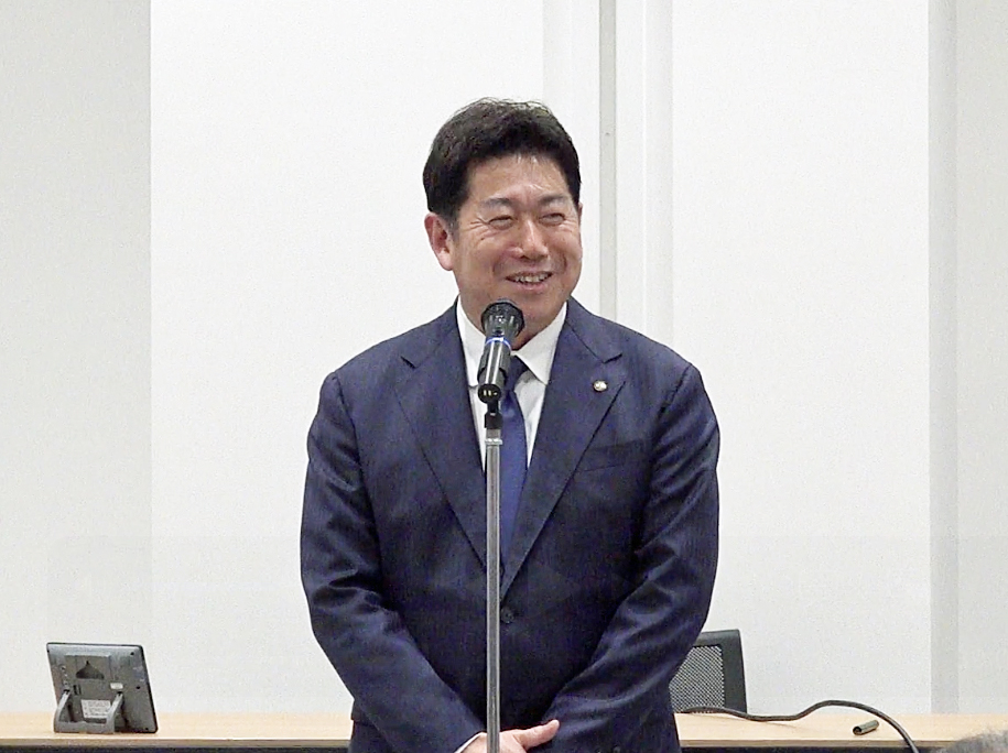 写真1:イノベーションへの期待を述べる市長