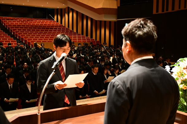 写真3：新規採用職員による服務の宣誓