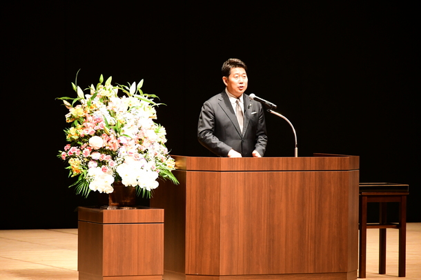 写真4：新規採用職員に激励の言葉を贈る市長