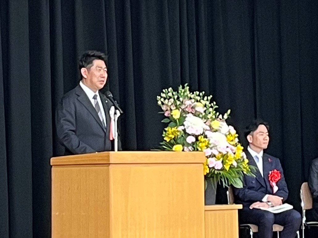 写真1:激励の挨拶を述べる市長