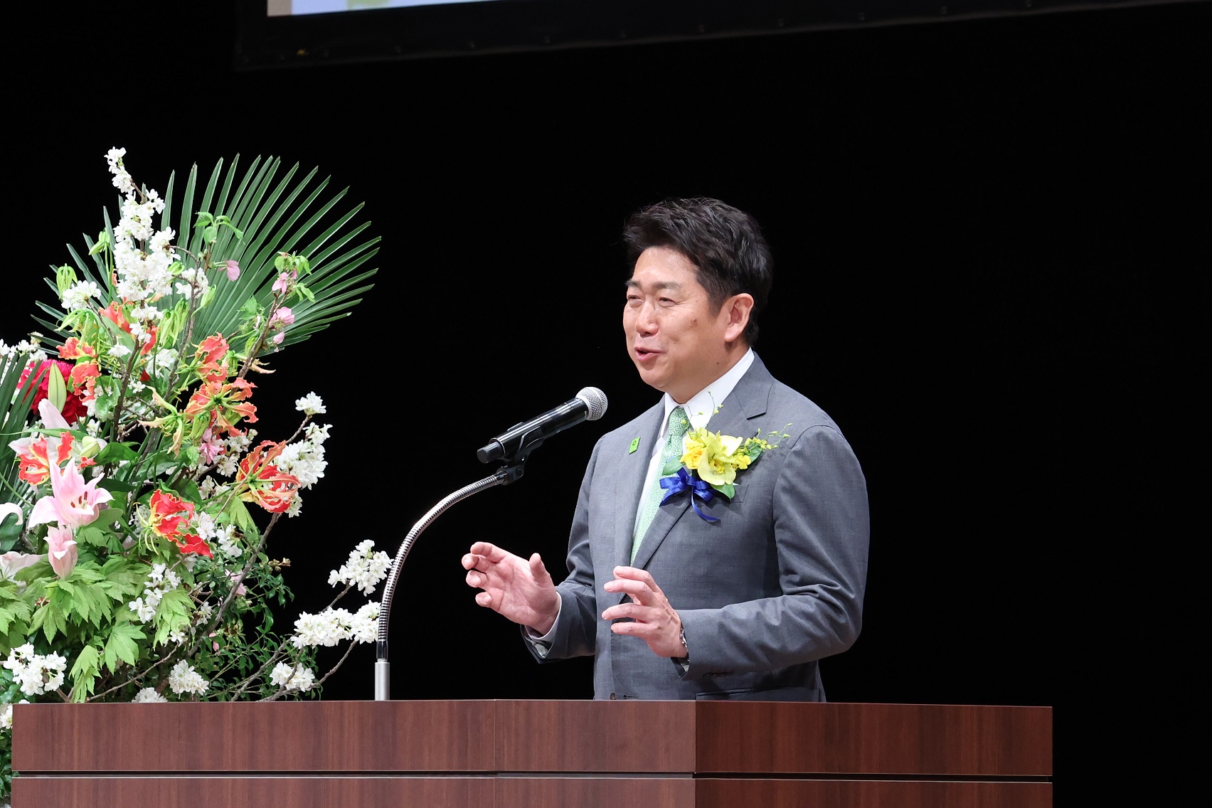 写真1：総合閉会式で挨拶をする市長