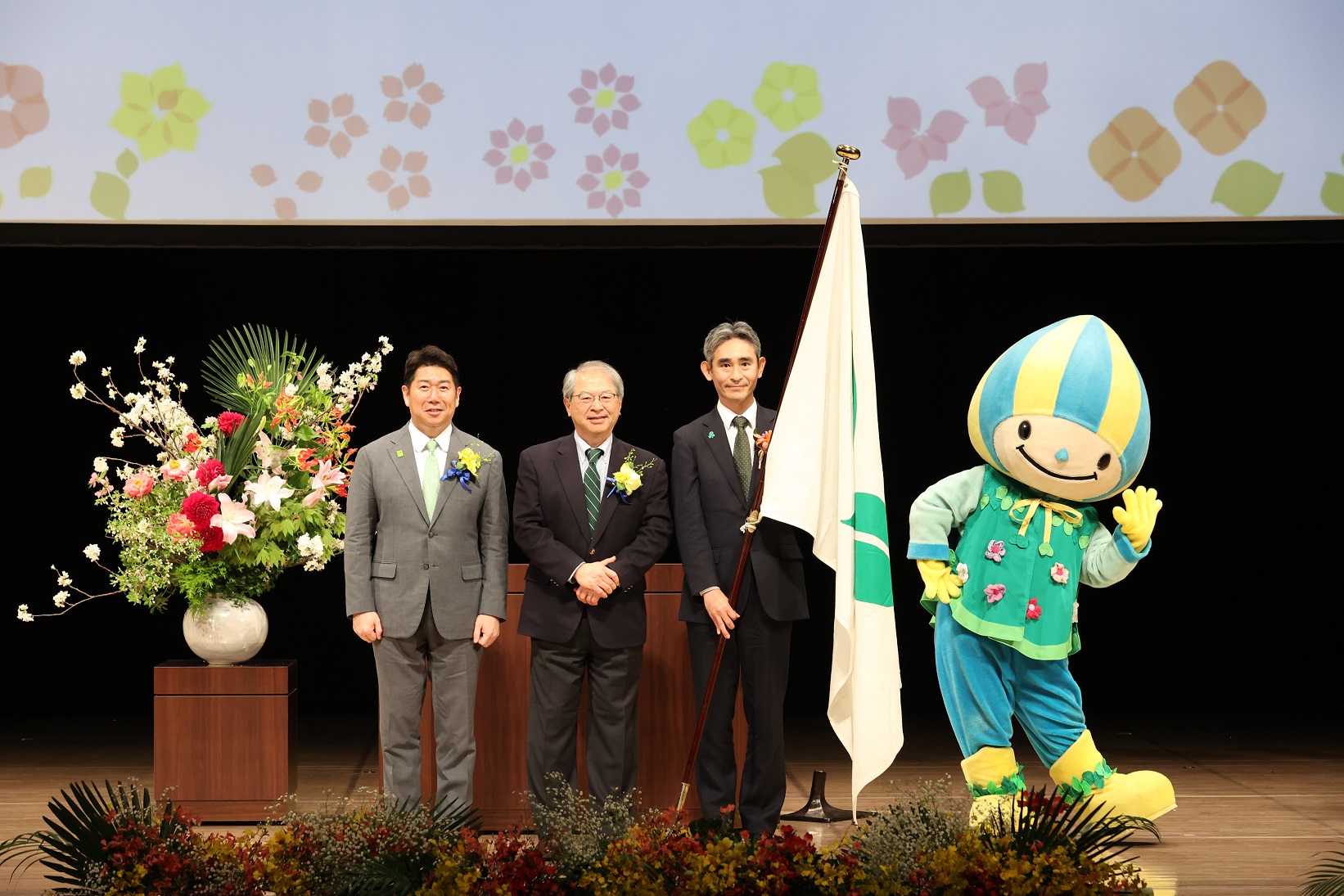 写真2：総合閉会式でのフェア旗引継ぎ式