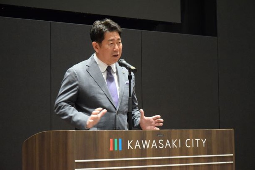 写真1:新任課長へメッセージを贈る市長