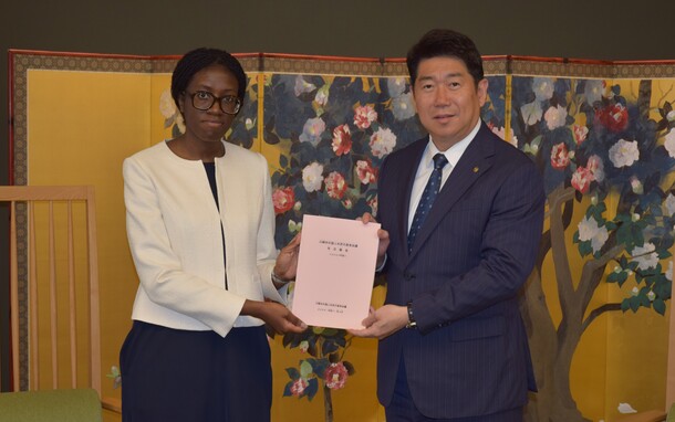 写真1:年次報告書を受け取る市長