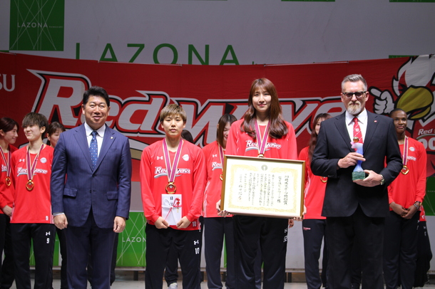 写真2：川崎市スポーツ特別賞の贈呈