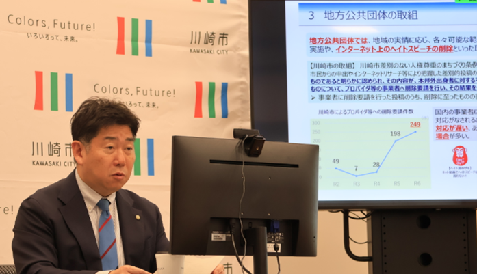写真1:本市首脳提案を説明する市長
