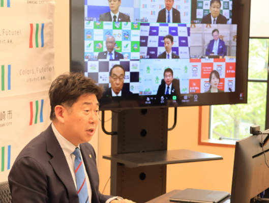 写真2:会議で発言する市長