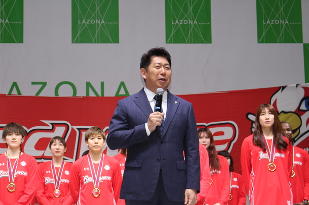 写真1：挨拶をする福田市長